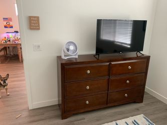 Queen bed and dresser set with mirror