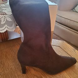 New Super Cute Dressy Dark Brown Suede Boots 👢 Size 71/2 Made By Valerie Stevens 