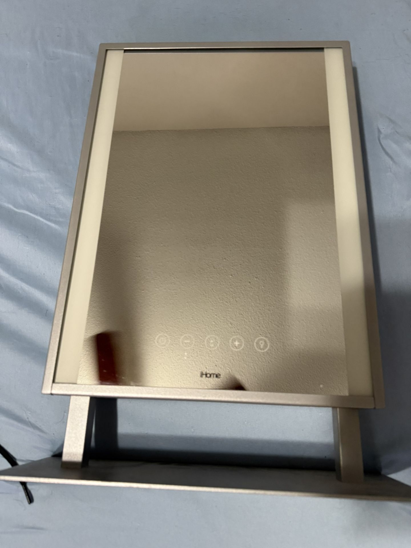 Espejo de baño con luz LED regulable, rectangular, sin marco, con marco y Bluetooth, inclinable, iHome Reflect Studio Pro de 13,99 x 18,79 pulgadas (n