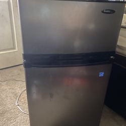 Dandy Compact Refrigerator 