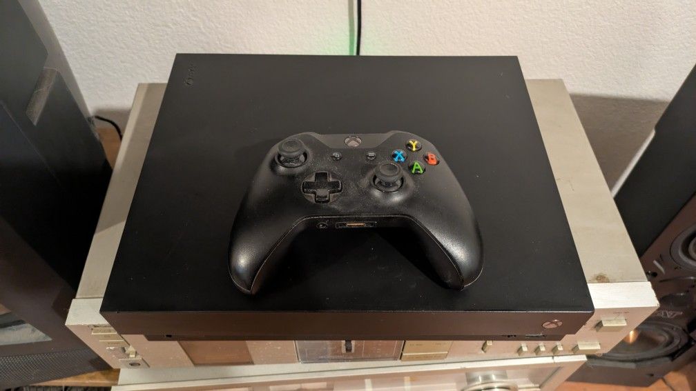 Xbox One X w/ Controller