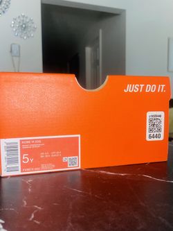 Kobe grinches Size 5y