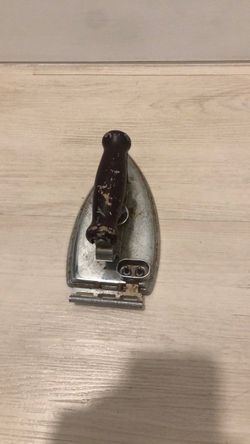 Universal Vintage Landers Frary & Clark Iron