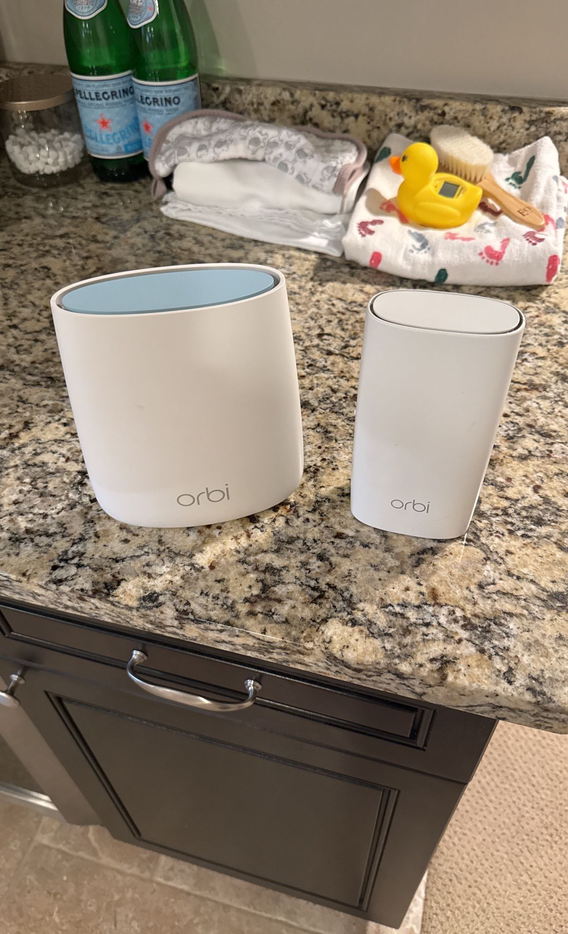 Orbi Tri-Band Mesh WiFi Router, 2.2Gbps + Wall extender