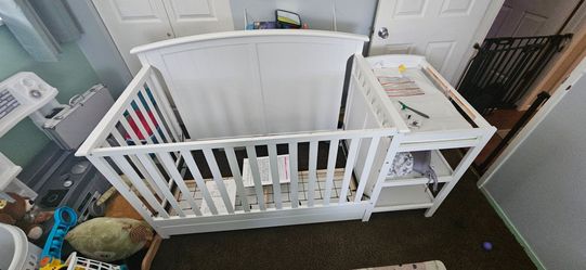 Free new born to toddler bed w/ changing table