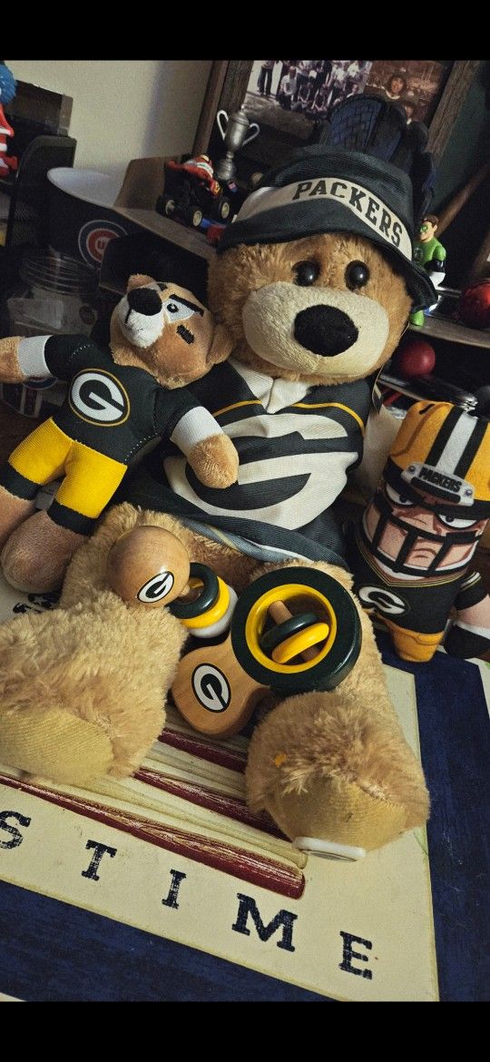 NFL, GREEN BAY PACKERS, BABY ITEMS, (2x) WOODEN RATTLERS, (3x) STUFFED DOLLS, FIRM