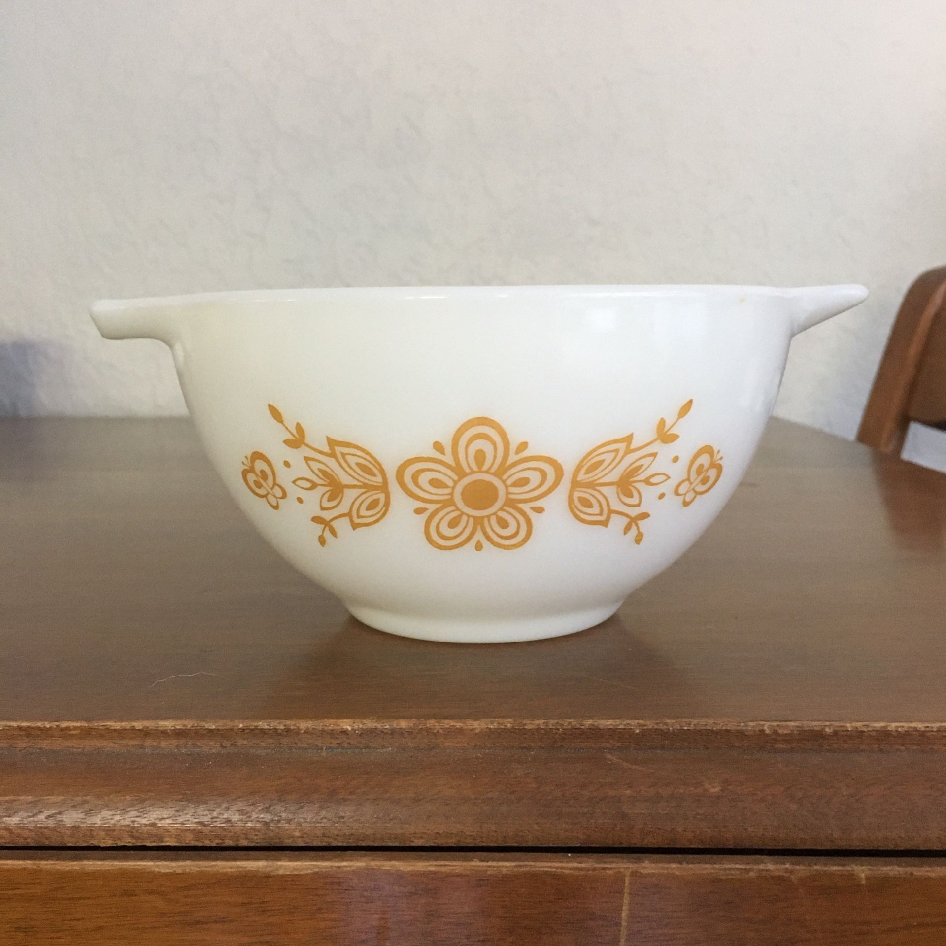Pyrex bowl, gold butterfly pattern, 1 1/2 pint size