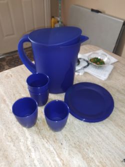 Tupperware jarra con vasos y platos