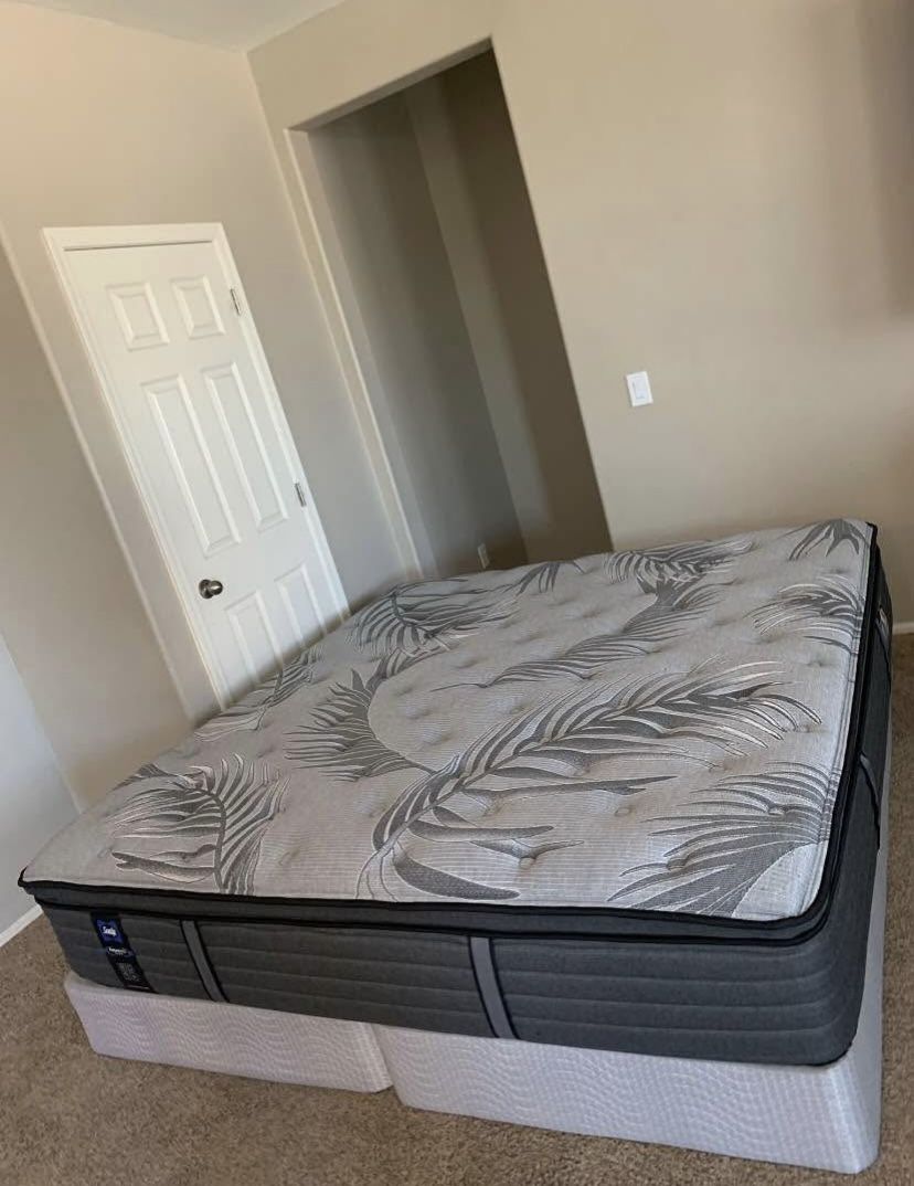 KING SEALY PILLOW TOP MATTRESS AND FREE BOX SPRINGS