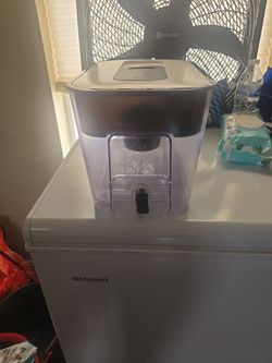 Water filter jug and ice maker