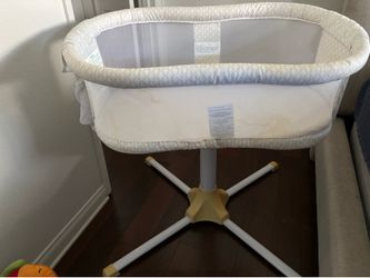 Halo swivel bassinet