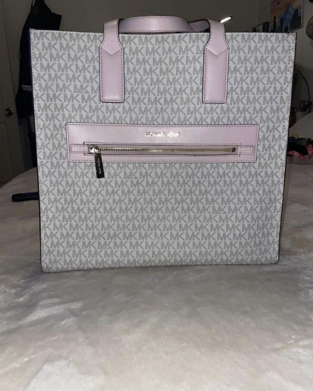 Michael Kors Kenly Tote And Wallet for Sale in Townsend, MA