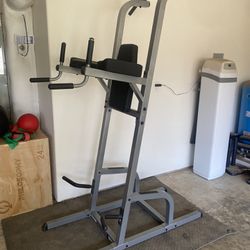 Body Solid Dip & Knee Raise Tower 