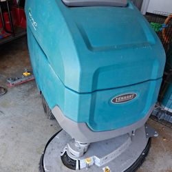 Tennant T600  FLOOR SCRUBBER