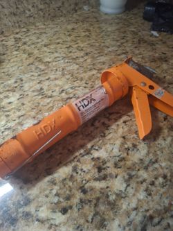 Smooth rod caulk gun