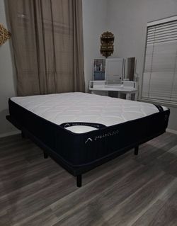 $300 DreamCloud Queen Hybrid Mattress – Excellent Condition