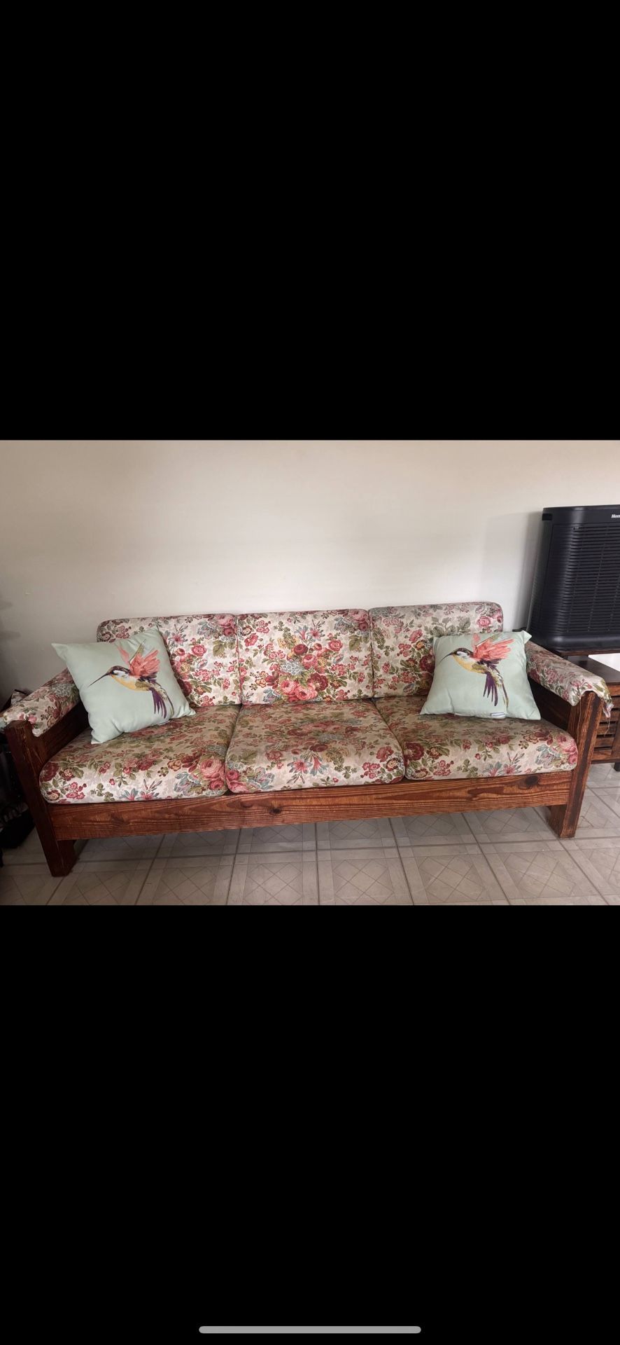 Floral couch With Pillow