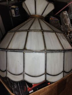Slag glass Tiffany style chandelier/lighting fixture. In almost perfect condition! Very vintage /old school style home decor