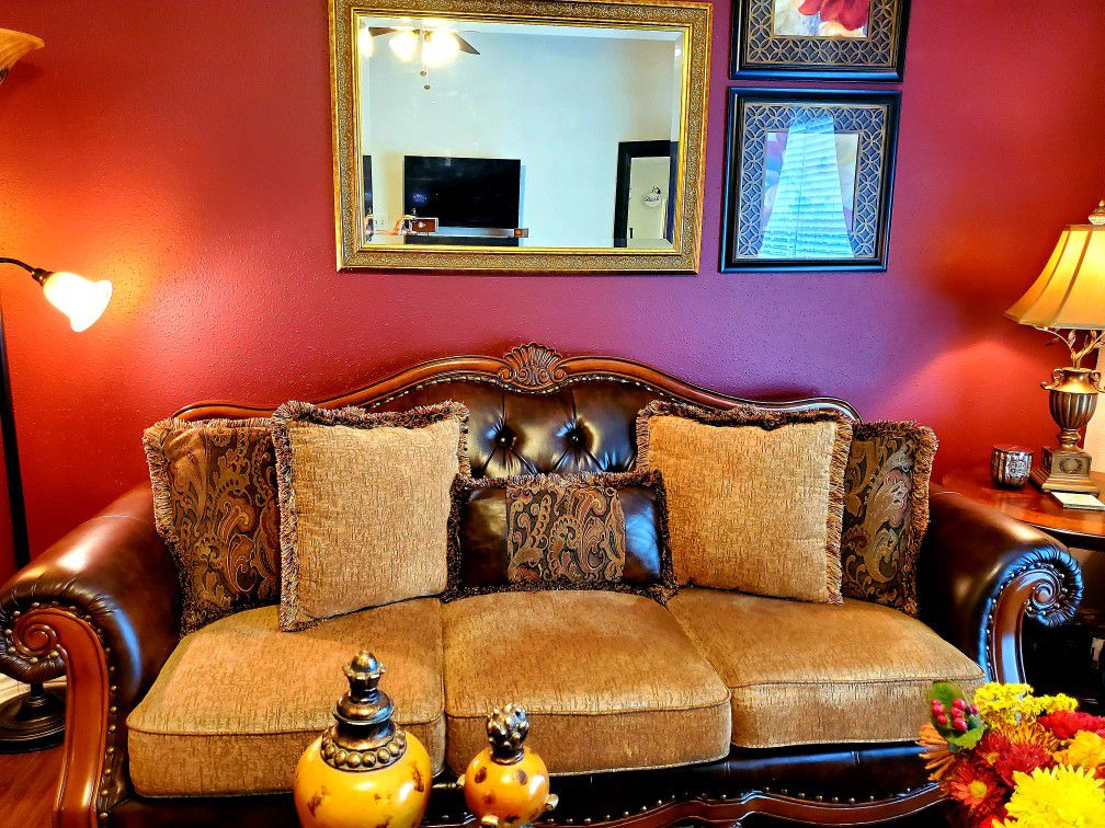 Beautiful Traditional Chenille Sofa!