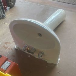 Pedestal Sink With Hardware
