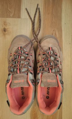 Título:
Women's Hi-Tec Trail & Hiking Shoes.
• ​Size: 8.5 US / 6.5 UK / 39.5 EUR / 25.5 CM.
• ​Color: Beige/Grey with pink details.
• ​Condition: Pre-