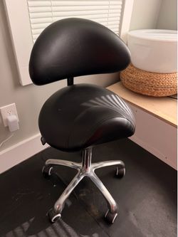 Ergonomic adjustable chair/stool