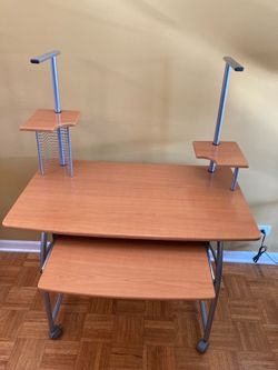 Desk / missing top shelf, see all pictures posted/ Pickup in Lake Zurich