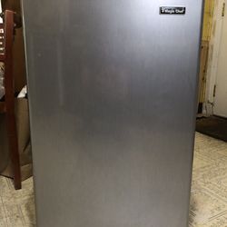 Mini fridge ( Like New L Sized W/ lil freezer ❄️👌✨)