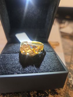 Make a statement with this substantial men's yellow gold ring. Designed with a modern, geometric flair, this ring features wide, tiered shoulders and 
