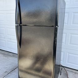 Kenmore Refrigerator Top Freezer- Works Great 🥶 - READ Description