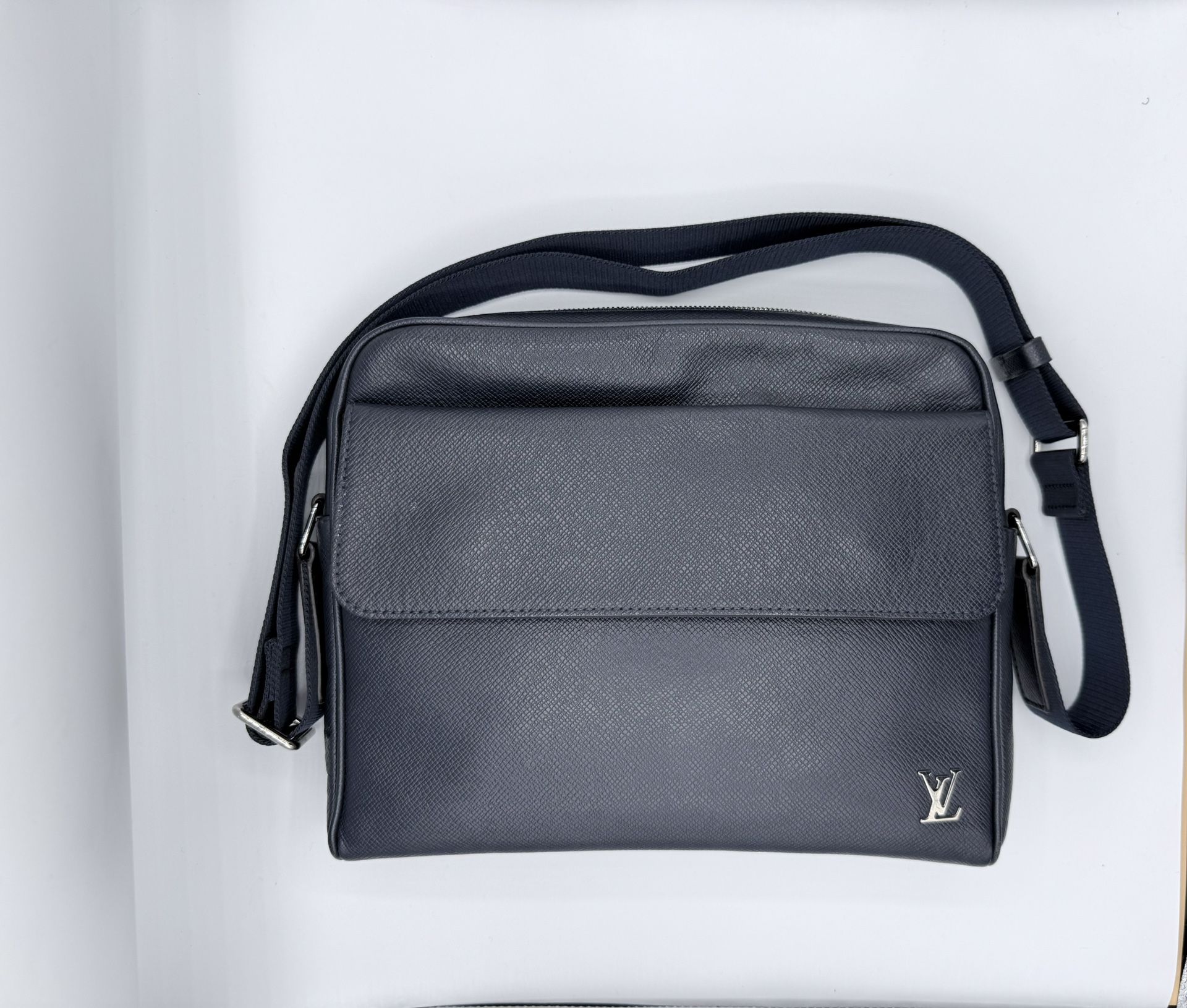 LOUIS VUITTON Taiga Alex-Messenger