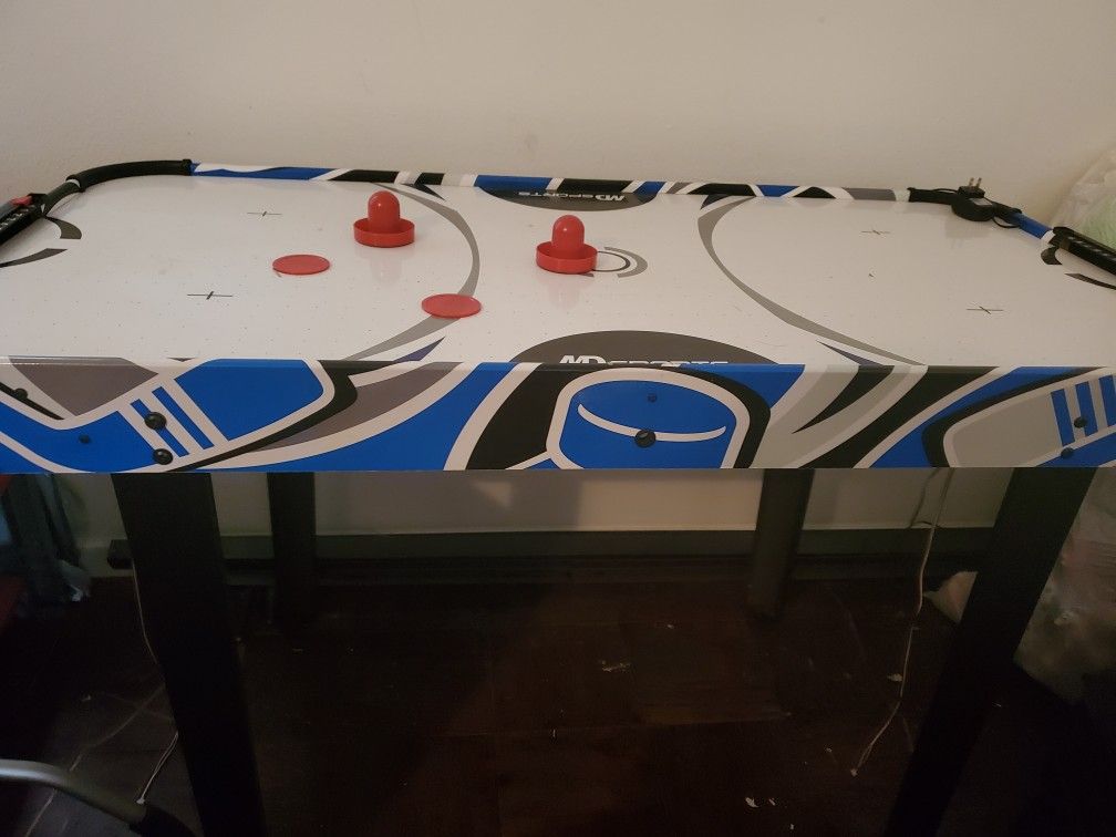 Miniature air hockey table