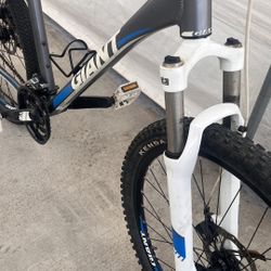 2011 Giant Revel 1 Medium /Bicicleta de montaña Giant Revel 1 Mediana