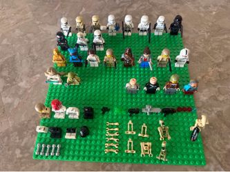 Random Lego Star Wars minifigures, with extra limbs, guns, droid parts, etc