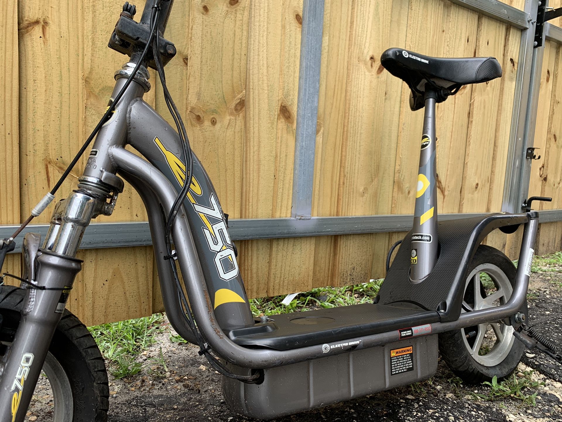 eZip 750 Electric Scooter by Currie Technologies for Sale in Miami, FL