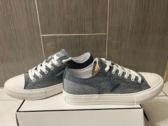 Women’s Guess Sneakers New with Box.