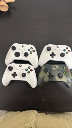 4 Xbox controllers