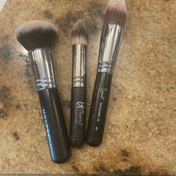 3 Makeup Brushes 