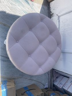 Round Tufted Ottoman with White Turned Legs ( The Legs are detachable)