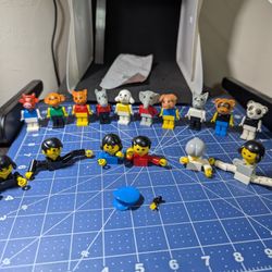 Lego Fabuland & Homemaker Lot - 10 Fabuland Animal Figures & 6 Homemaker Figures