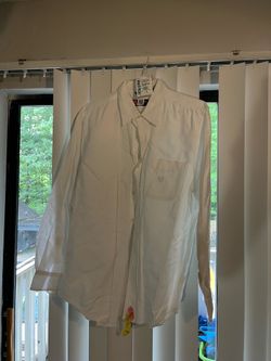 Vintage Chaps Ralph Lauren white dress shirt features a single chest pocket and a button-down collar.