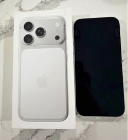 iPhone 17 pro in mint condition, 256GB, silver, free pelican case and zag temper glass