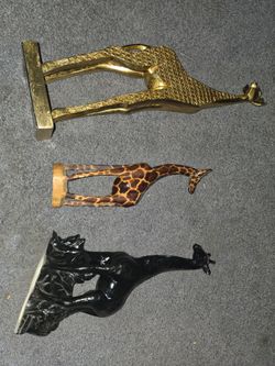 Giraffe statues