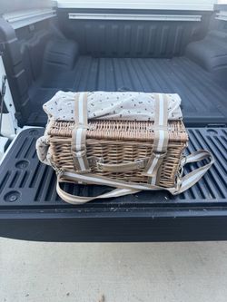 Wicker Picnic Basket for 2 – Insulated Cooler, Plates & Accessories