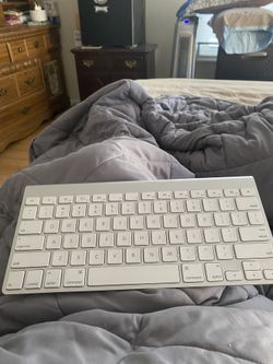 apple magic keyboard bluetooth runs on batterys 