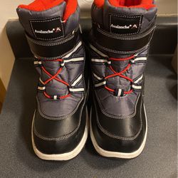 Boys Boots -Sz 4 Almost New! 