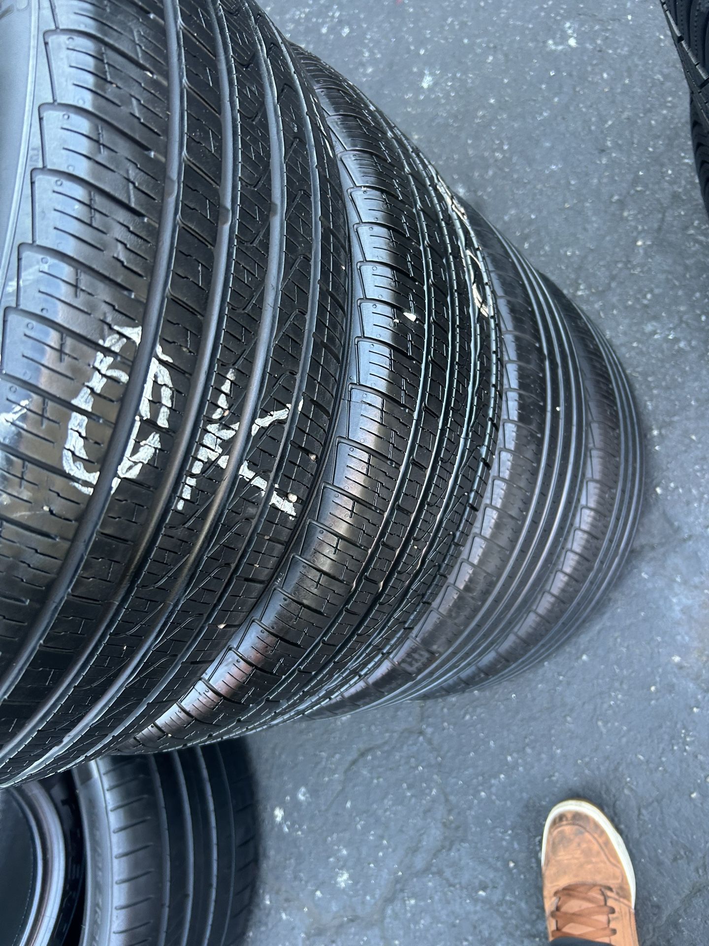 Tengo un Set de llantas en muy buenas condiciones, marca Pirelli cinturato p7 runflat 205 45 R17 instalación y balanceo por el mismo precio 