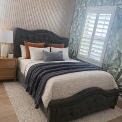 Queen Upholstered Tufted Bed