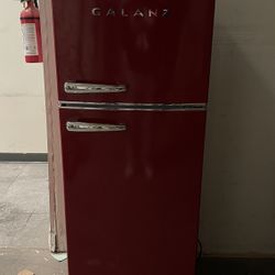 Galanz Retro Mini Fridge – Red (Great Condition!)