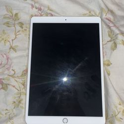 Gold ipad pro 10.5in (doesn’t turn on)